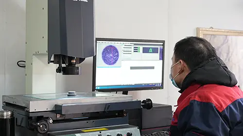 Avec une vision nette et des conseils précis, nous établissons fermement la ligne de défense de qualité pour les moules.